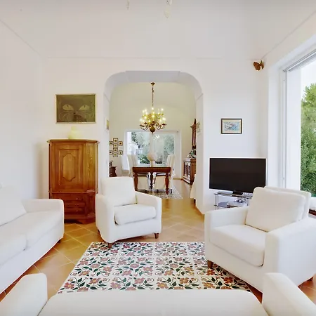 Carolina Konukevi Capri